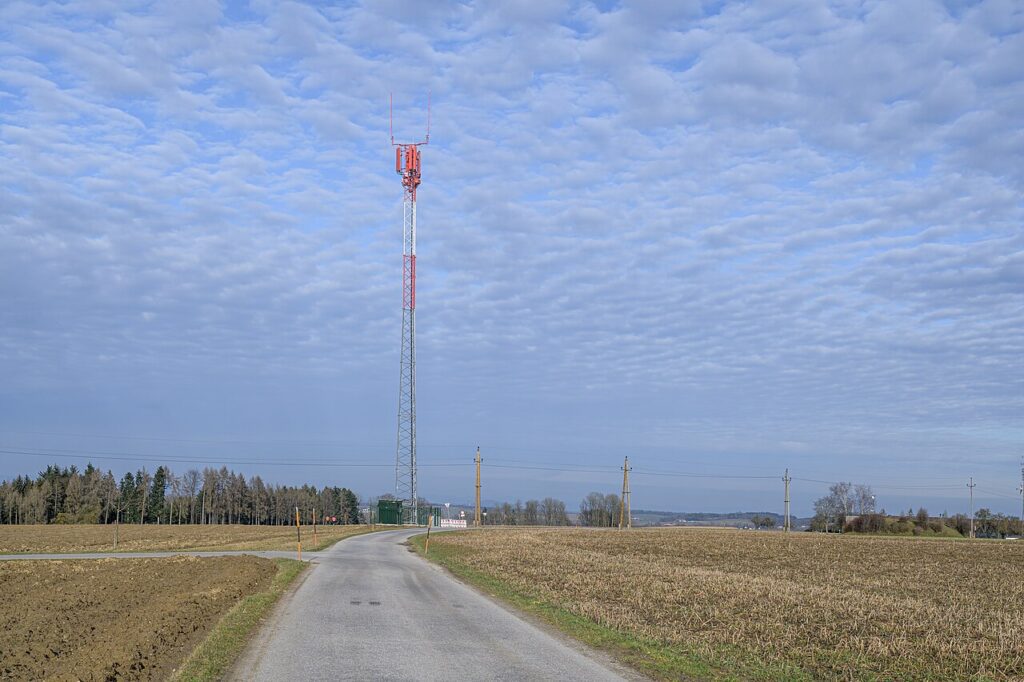 Antena de radiocomunicaciones TETRA para servicios de emergencia (imagen de archivo)