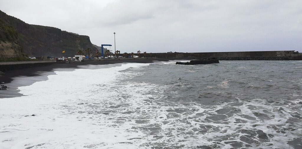 Oleaje en la playa de Puerto Espíndola, La Palma (imagen de archivo)