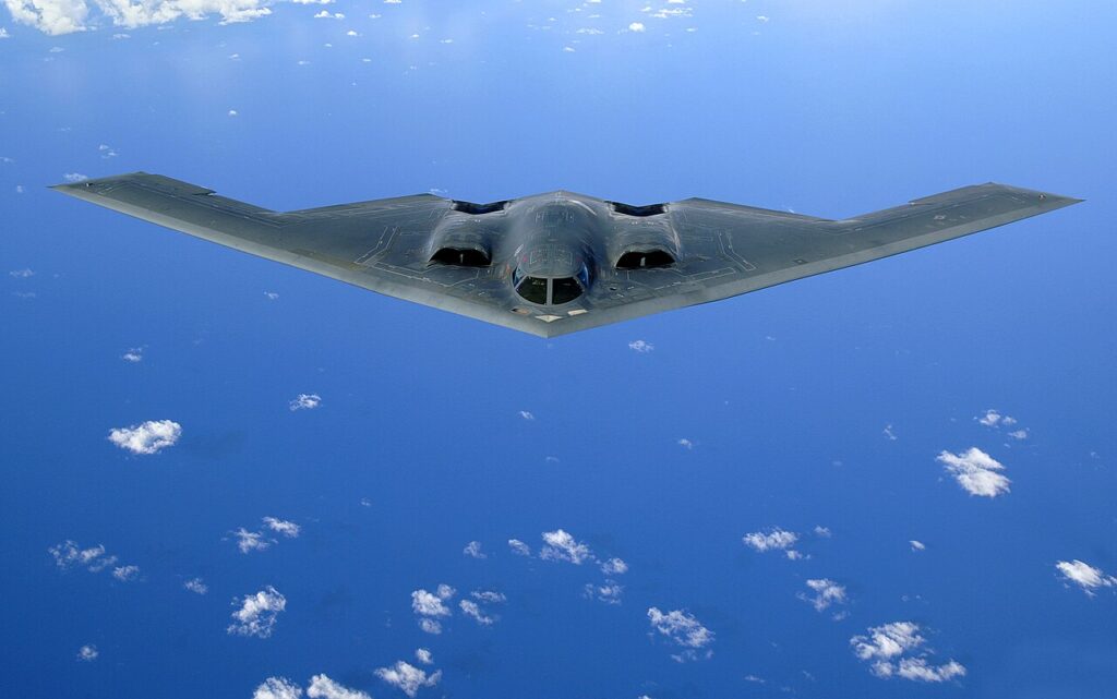 Bombardero estadounidense B-2 Spirit en vuelo (imagen de archivo)