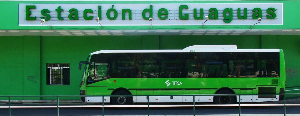 Guagua de Titsa en la antigua estación de Puerto de la Cruz (imagen de archivo)
