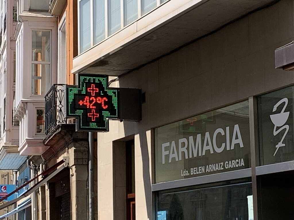 Termómetro callejero que marca 42 grados durante una ola de calor (imagen de archivo)