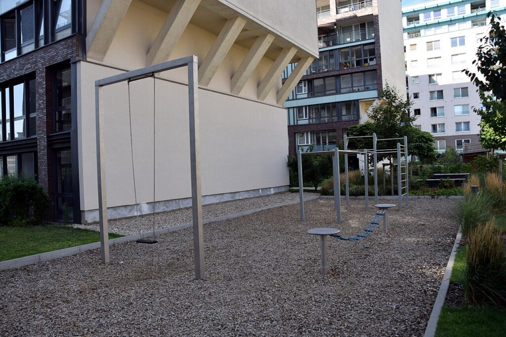 Zona de calistenia en un parque (imagen de archivo)