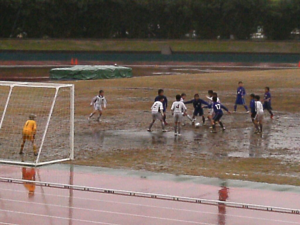 Partido de fútbol infantil (imagen de archivo)