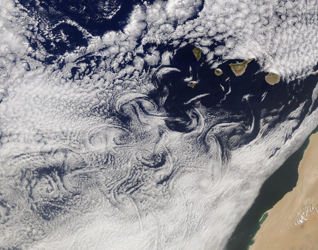 Imagen de satélite de nubes y remolinos de viento junto a Canarias (imagen de archivo)