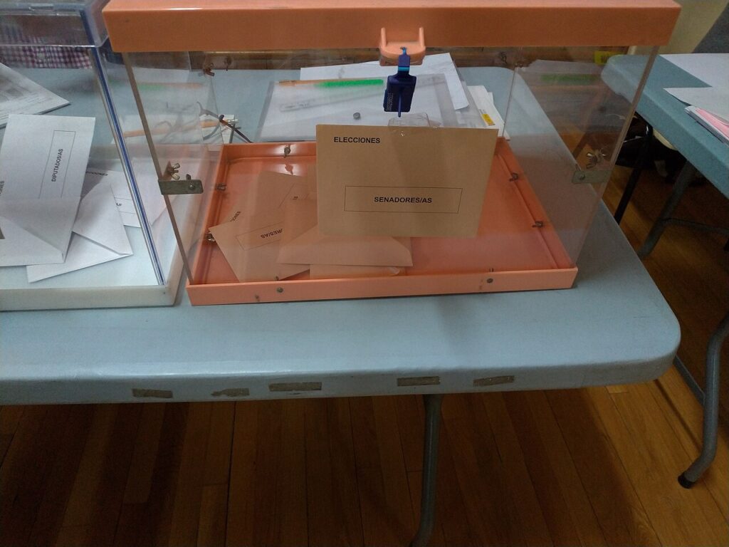 Urna electoral en un colegio de Madrid (imagen de archivo)