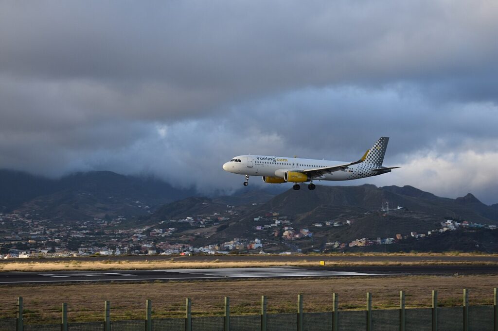 Avión aterrizando en el aeropuerto de Tenerife Norte (imagen de archivo)