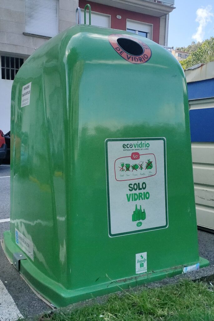 Contenedor verde para el reciclaje de vidrio (imagen de archivo)