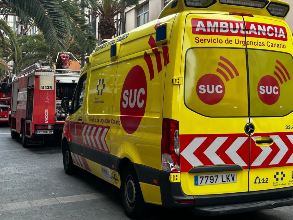 Ambulancia del SUC y bomberos en un incendio de vivienda (imagen de archivo)