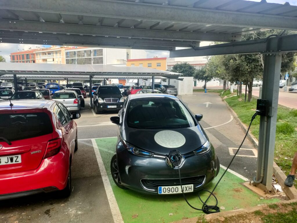 Coche eléctrico en un punto de recarga (imagen de archivo)