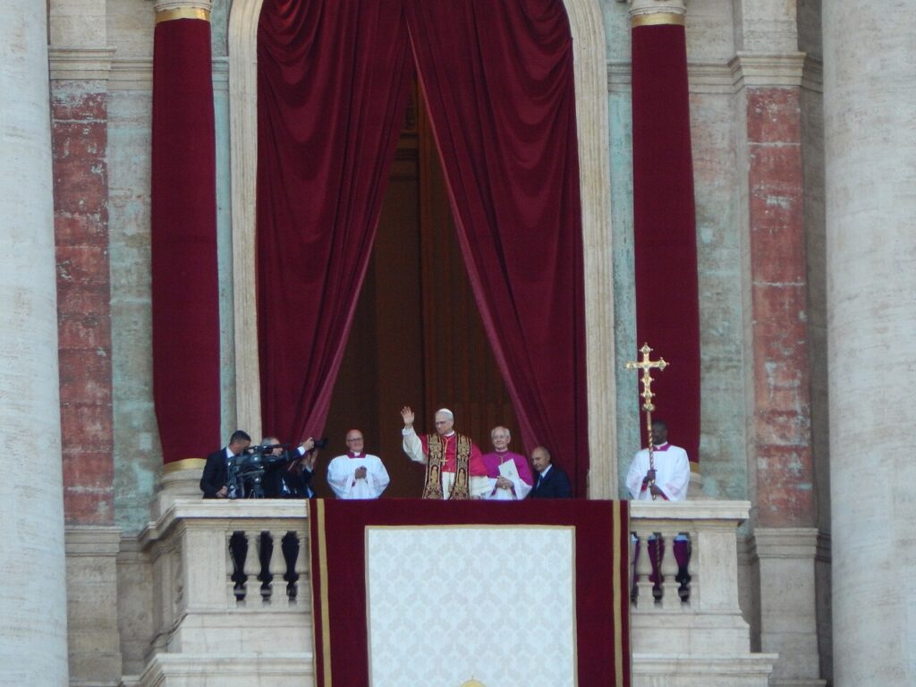 El papa León XIV saluda a los fieles (imagen de archivo)