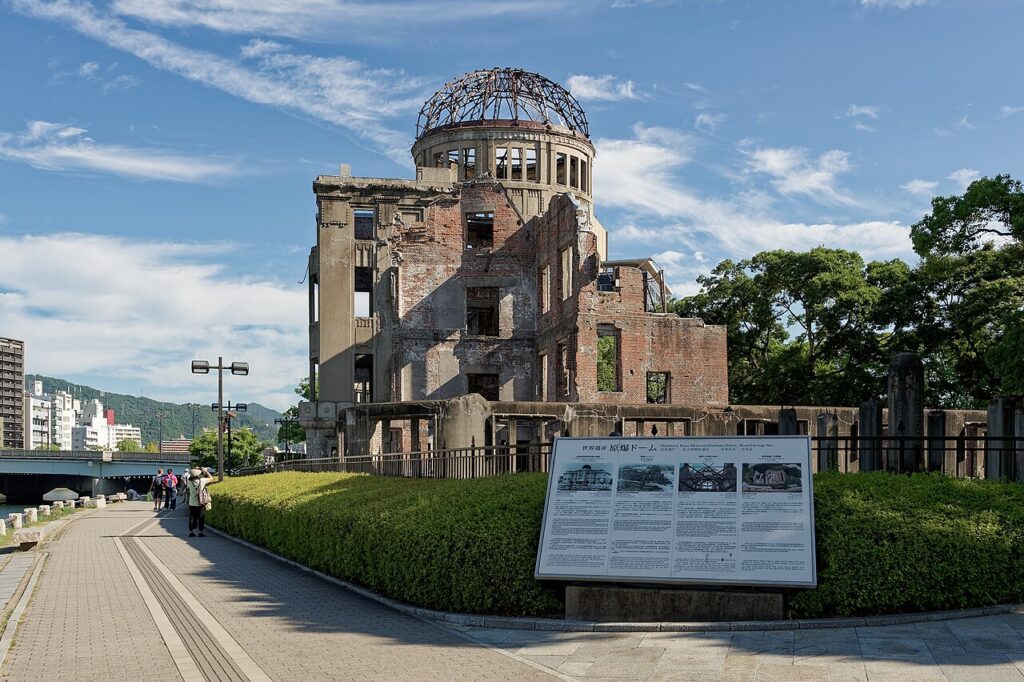 Cúpula de la Bomba Atómica, el Memorial de la Paz de Hiroshima, junto al río