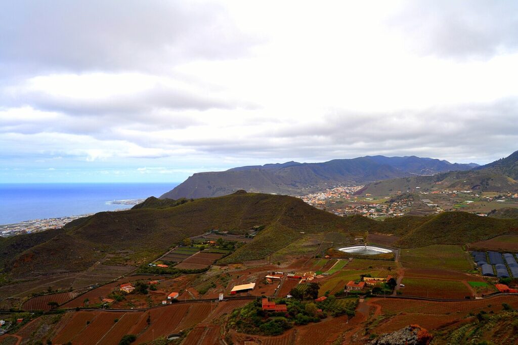 Vista de Valle de Guerra, en La Laguna, con Tegueste, Tejina y Punta del Hidalgo al fondo