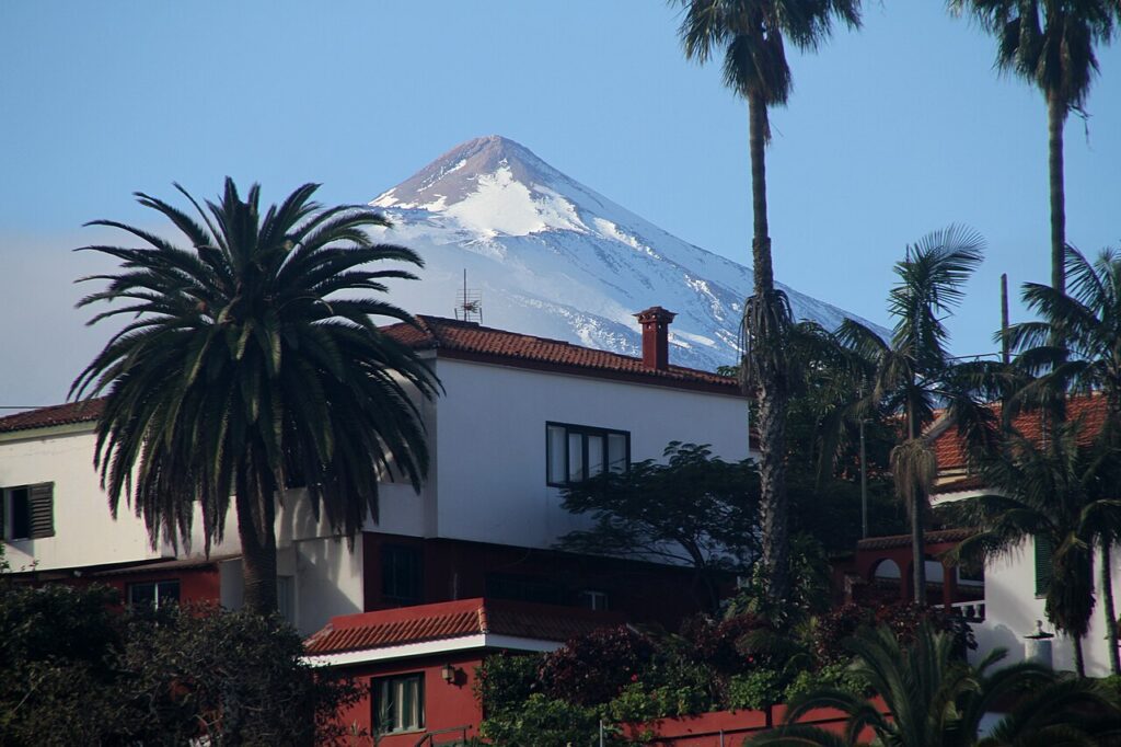 Paisaje de Santa Úrsula, en el norte de Tenerife, con el Teide al fondo