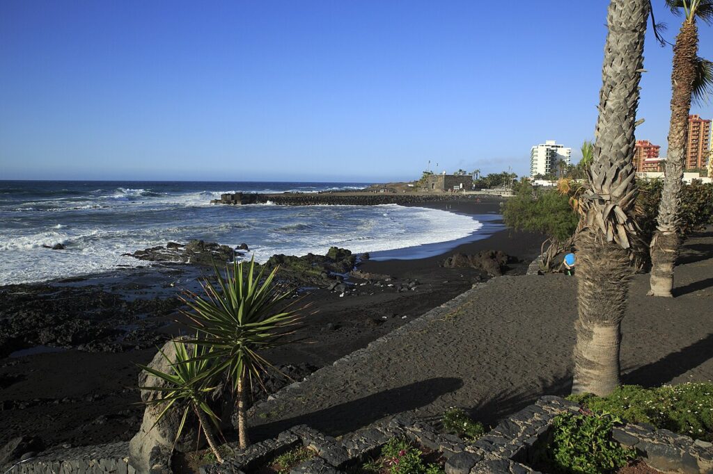 Playa Jardín de Puerto de la Cruz, con el Castillo de San Felipe al fondo