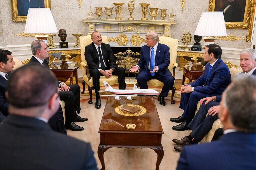 Donald Trump con Ilham Aliyev y Nikol Pashinyan en la Casa Blanca el 8 de agosto de 2025