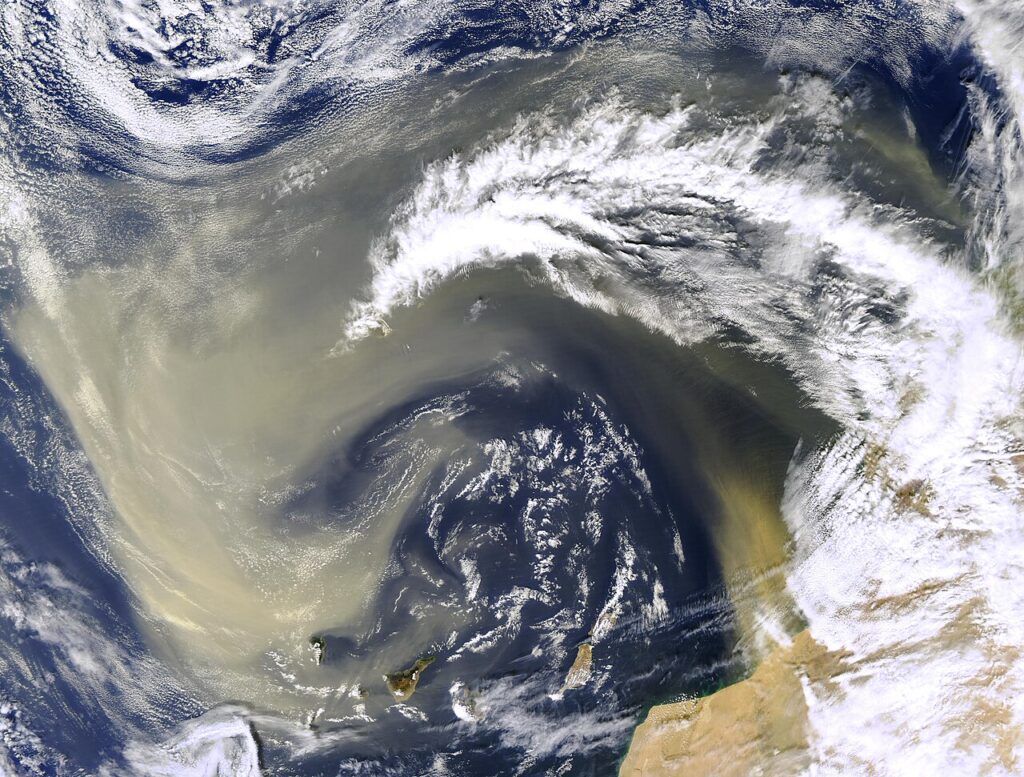 Imagen de satélite de la NASA con una nube de polvo del Sáhara sobre el Atlántico y las islas Canarias