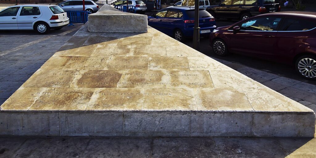 Piedra conmemorativa en la Plaza de la Patrona de Canarias, en Candelaria