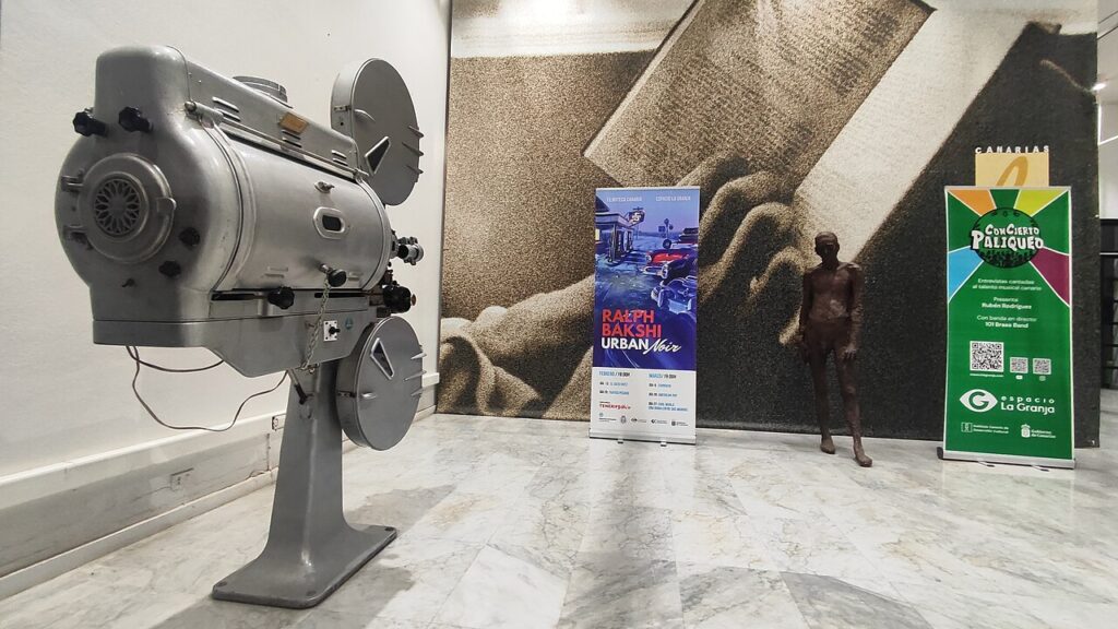 Antiguo proyector de cine de 35 milímetros que perteneció a una sala de Puerto de la Cruz