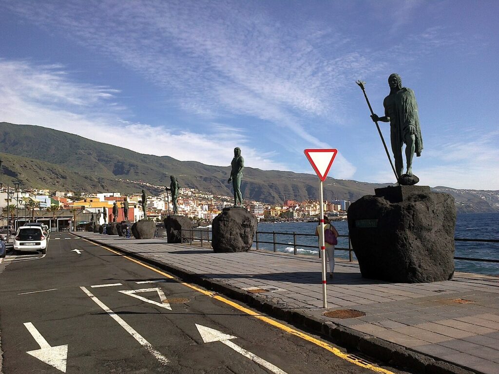 Estatuas de los menceyes Romen y Tegueste en la plaza de la Basílica de Candelaria