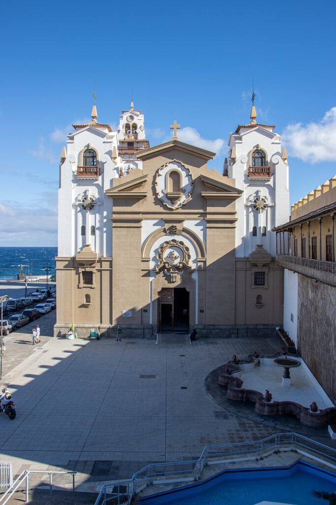 Plaza de la Patrona de Canarias junto a la Basílica de Candelaria
