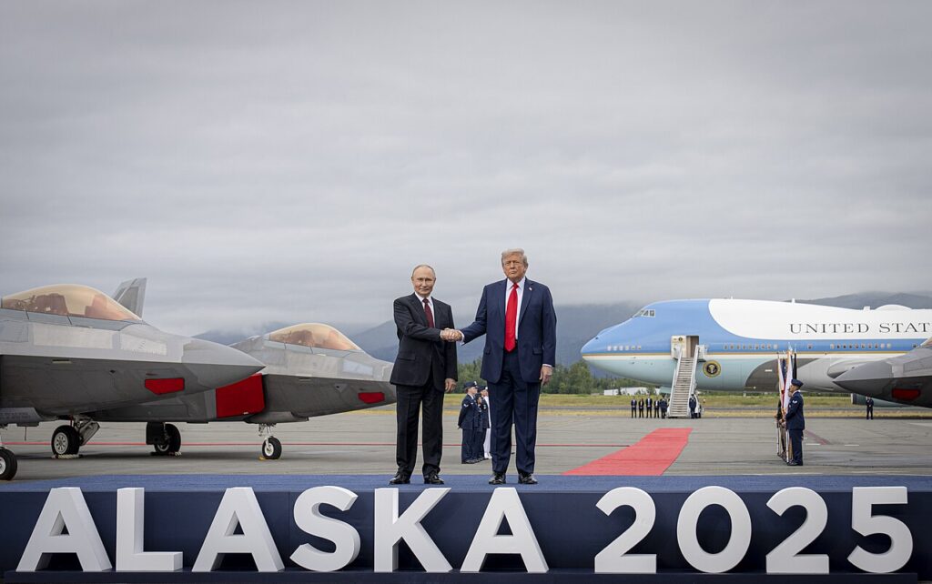 Donald Trump recibe a Vladímir Putin en la base Elmendorf-Richardson de Anchorage, Alaska