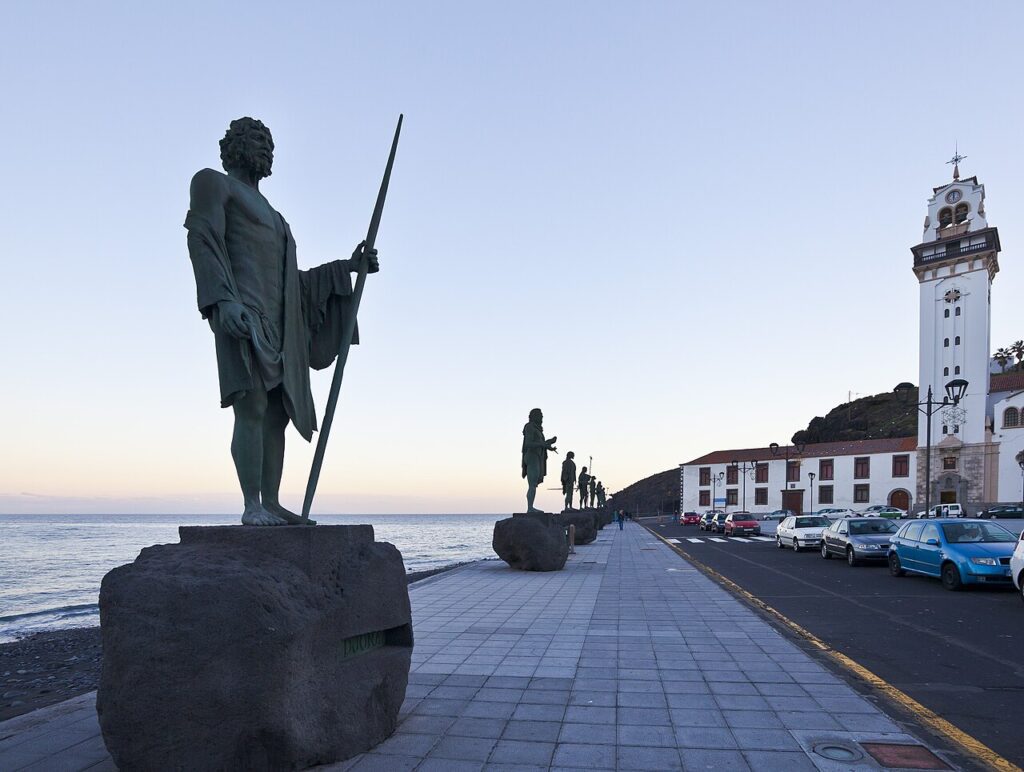 Basílica de Candelaria y estatua de un mencey en la plaza de la Patrona