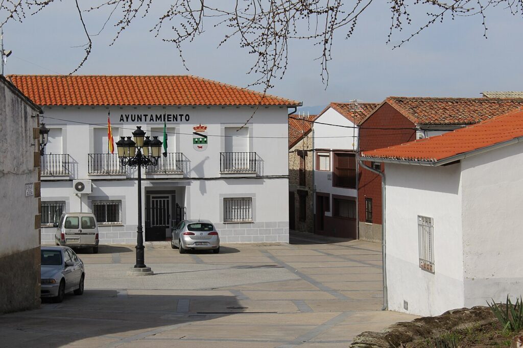 Plaza y Ayuntamiento de Jarilla, en la provincia de Cáceres