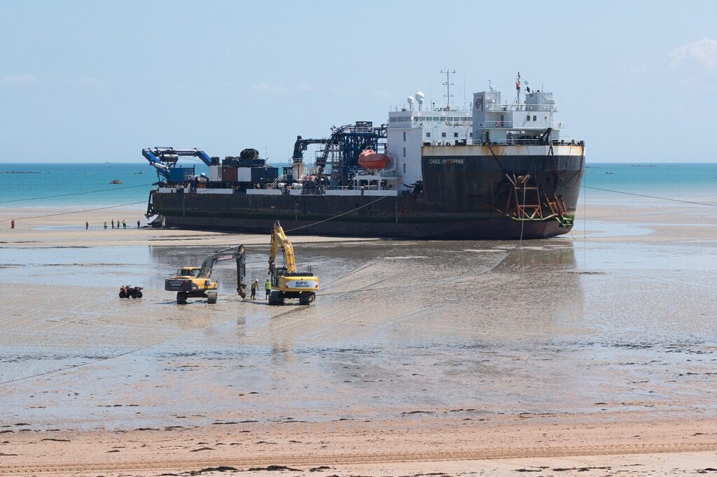 El buque cablero Cable Enterprise durante el tendido de un cable eléctrico submarino