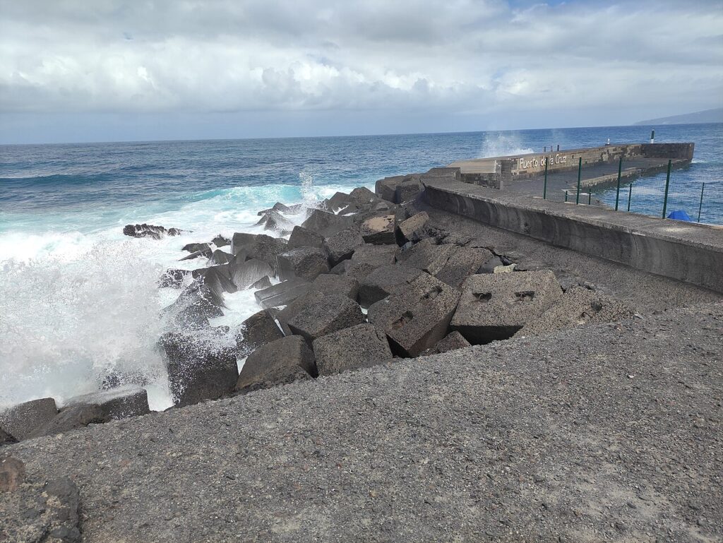 Explanada del Muelle de Puerto de la Cruz, junto al mar