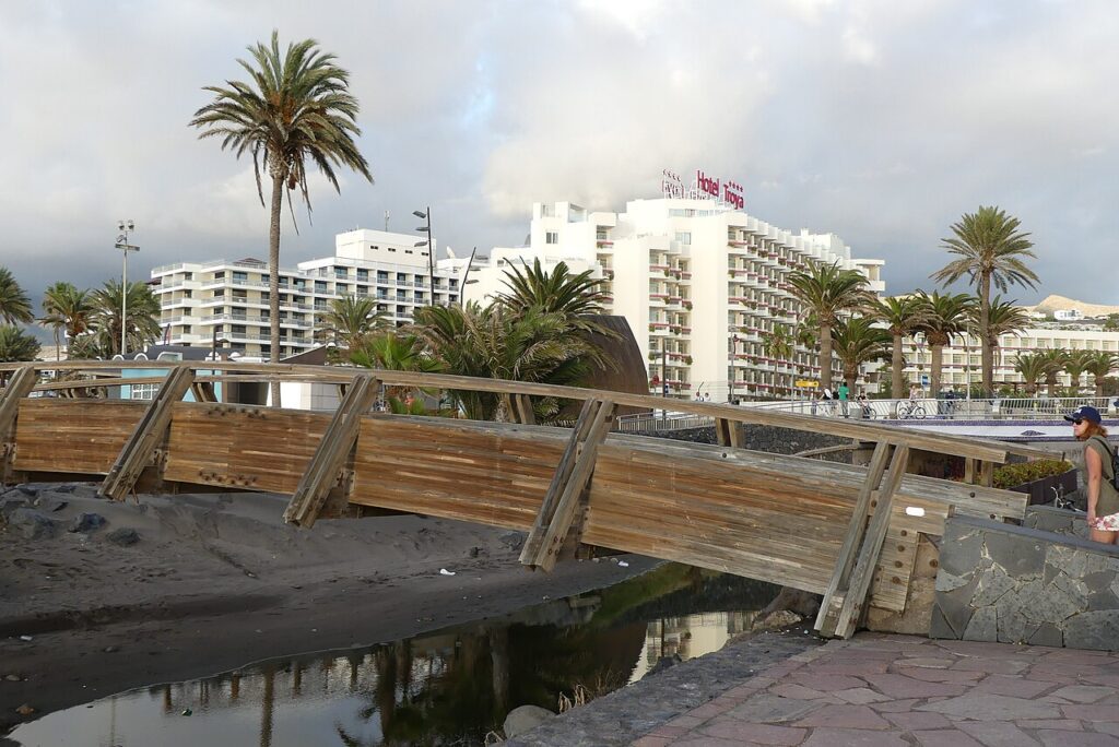 Paseo marítimo y hoteles de Playa de las Américas, en el sur de Tenerife