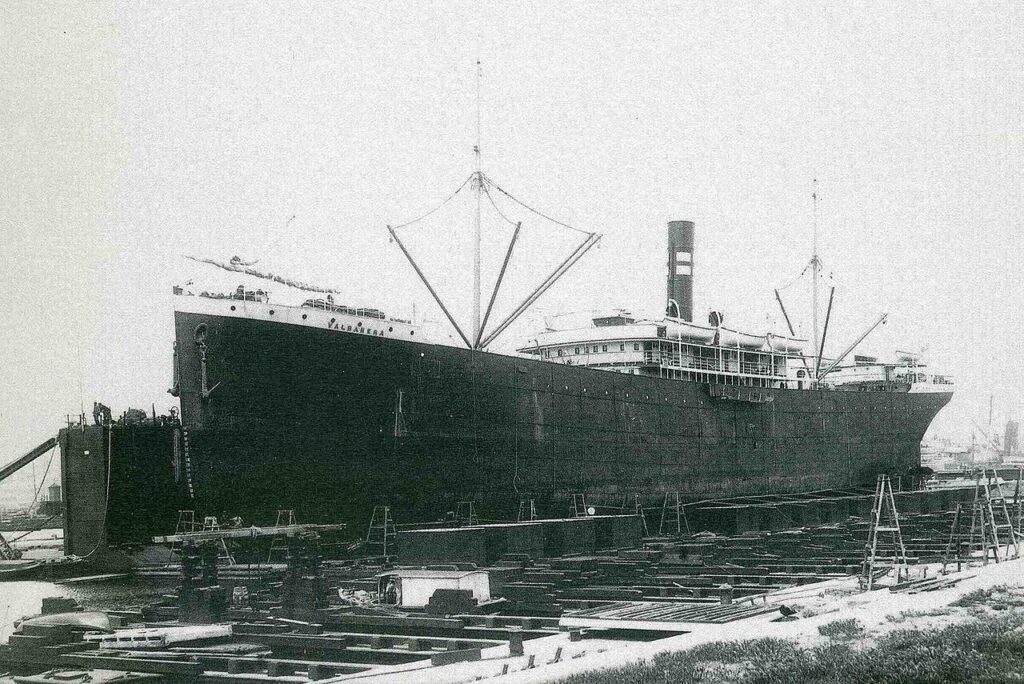 El vapor Valbanera en un dique flotante del puerto de Barcelona