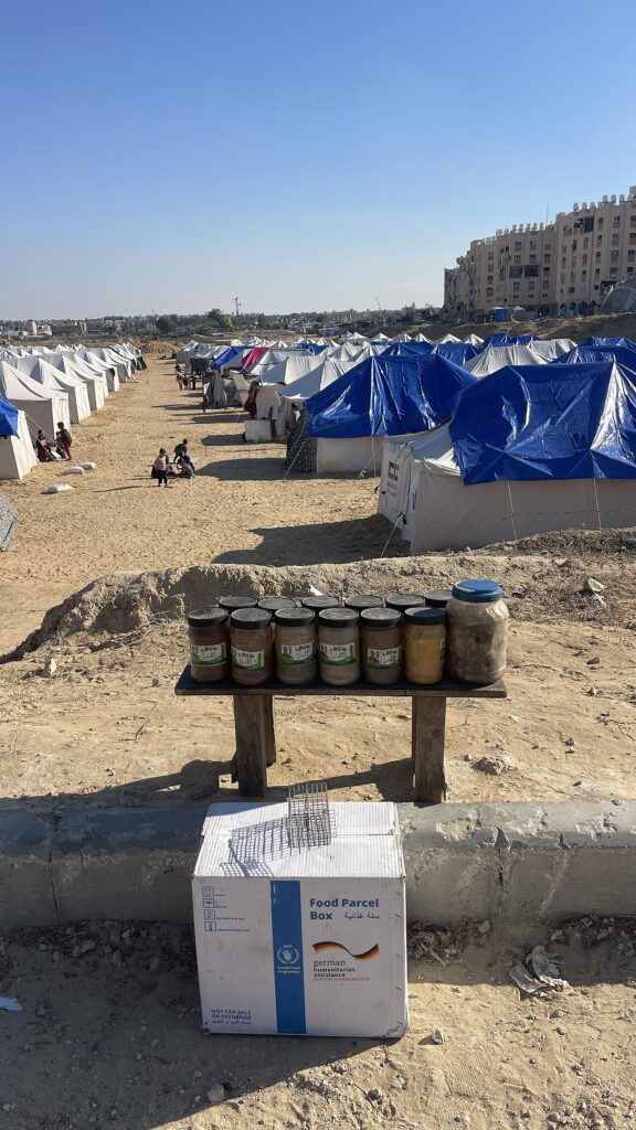 Reparto de comida a familias que viven en tiendas de campaña en Gaza