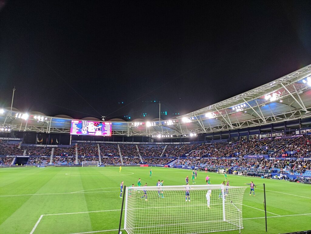 Estadio Ciutat de València, del Levante UD, iluminado de noche