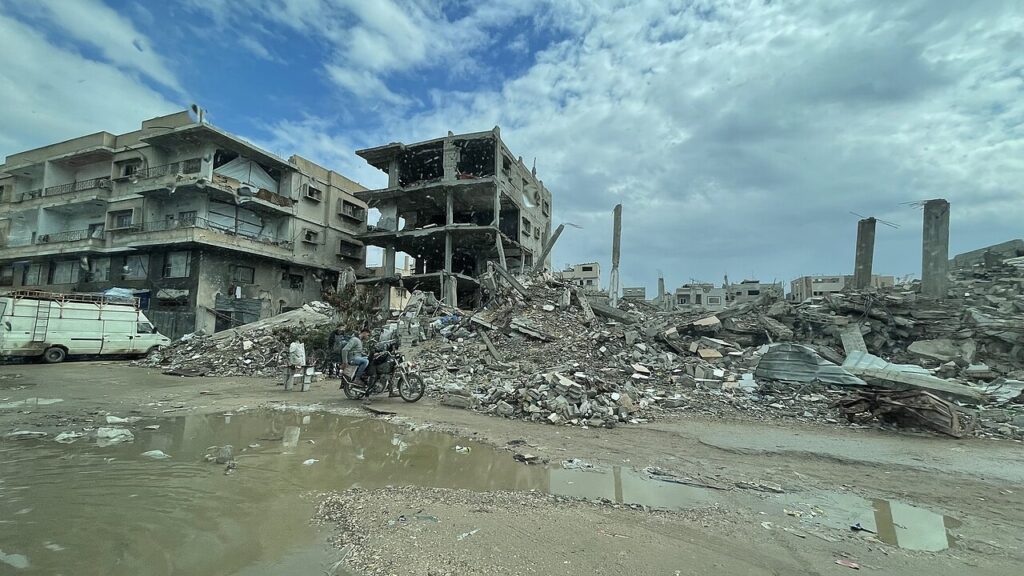 Calle principal de Jan Yunis, en el sur de Gaza, con edificios dañados por la guerra