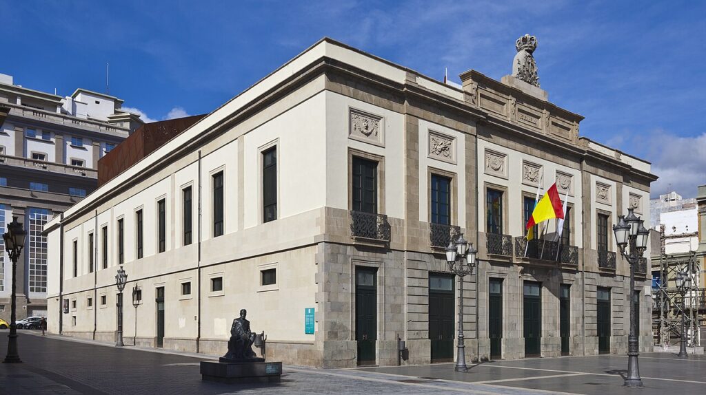 Fachada del Teatro Guimerá, en la plaza de Isla de Madeira de Santa Cruz de Tenerife