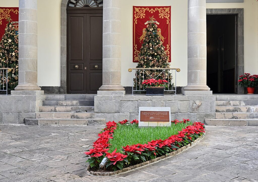 Placa conmemorativa ante el edificio del Parlamento de Canarias, en Santa Cruz de Tenerife