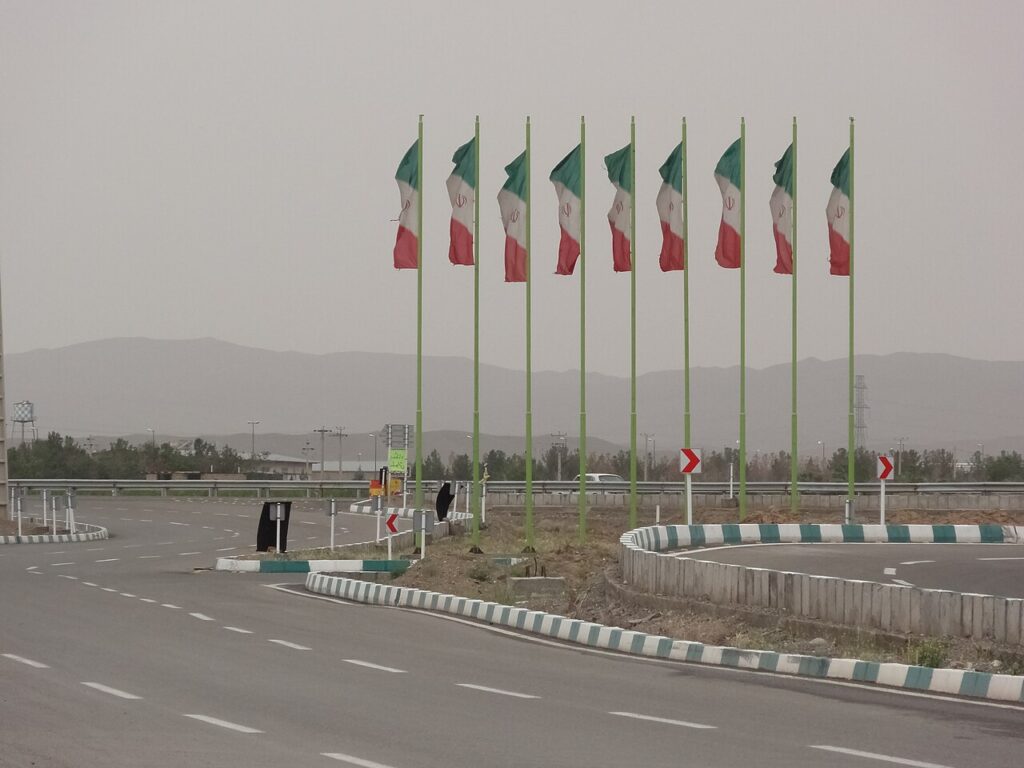 Bandera de Irán ondeando en la ciudad de Qom
