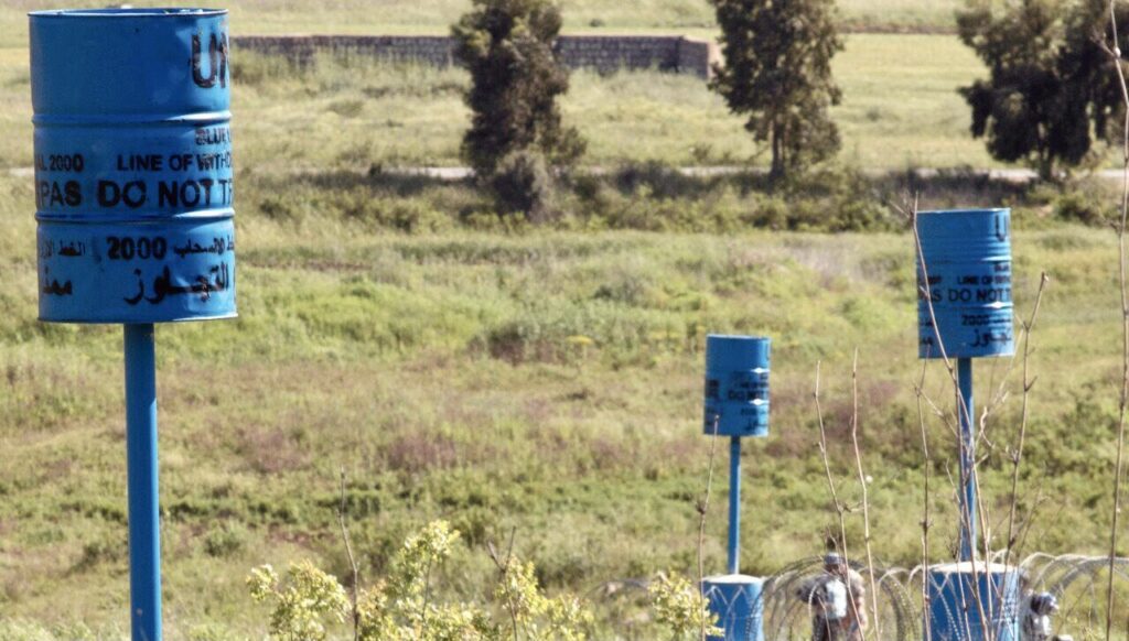 Barriles azules de la ONU que marcan la línea de retirada en el sur del Líbano