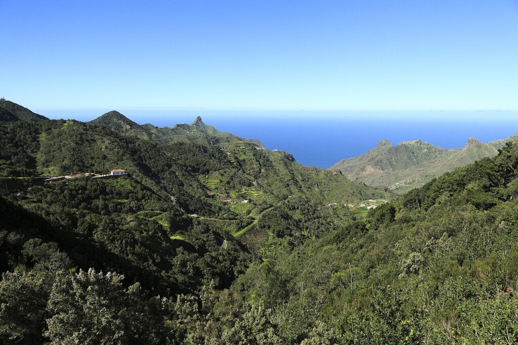 El caserío de Taborno y el barranco de Afur, en Anaga
