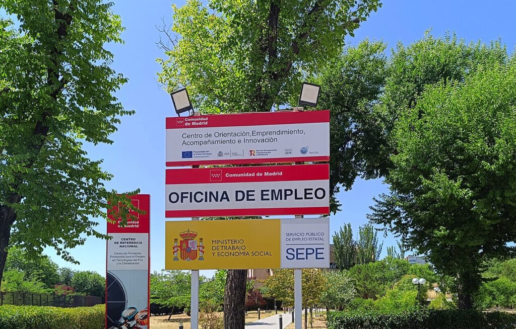 Fachada de una oficina de empleo