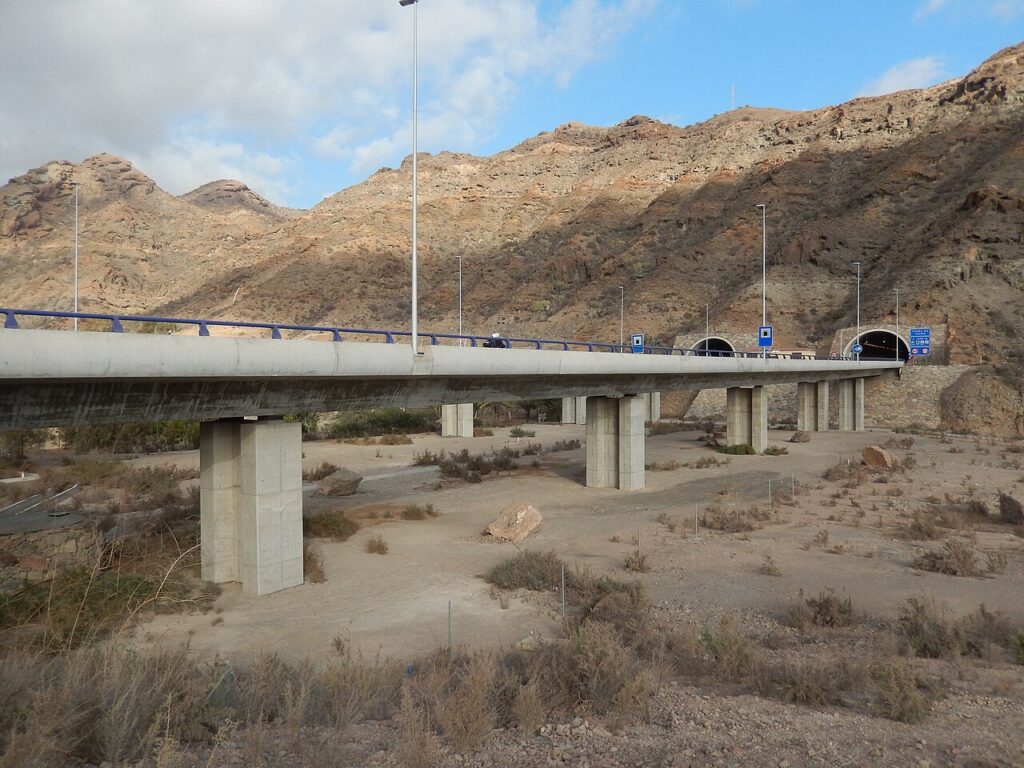Autopista GC-1 a su paso por el barranco de Tauro, en el sur de Gran Canaria