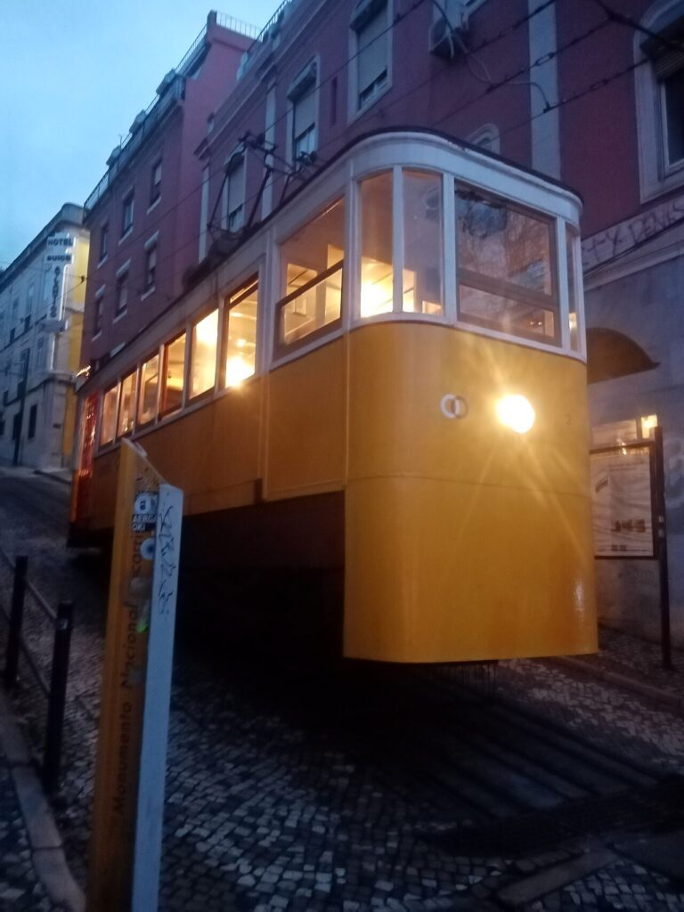 El Elevador da Glória, funicular histórico de Lisboa, en una imagen de 2024