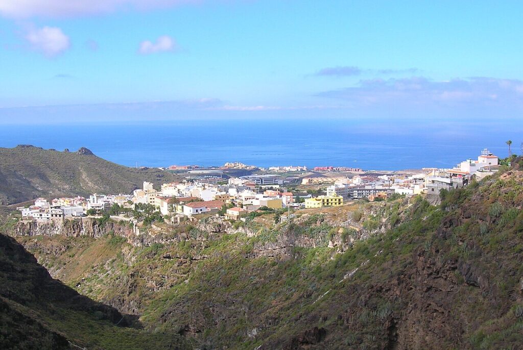 Vista de Adeje desde el barranco del Infierno (Tenerife)