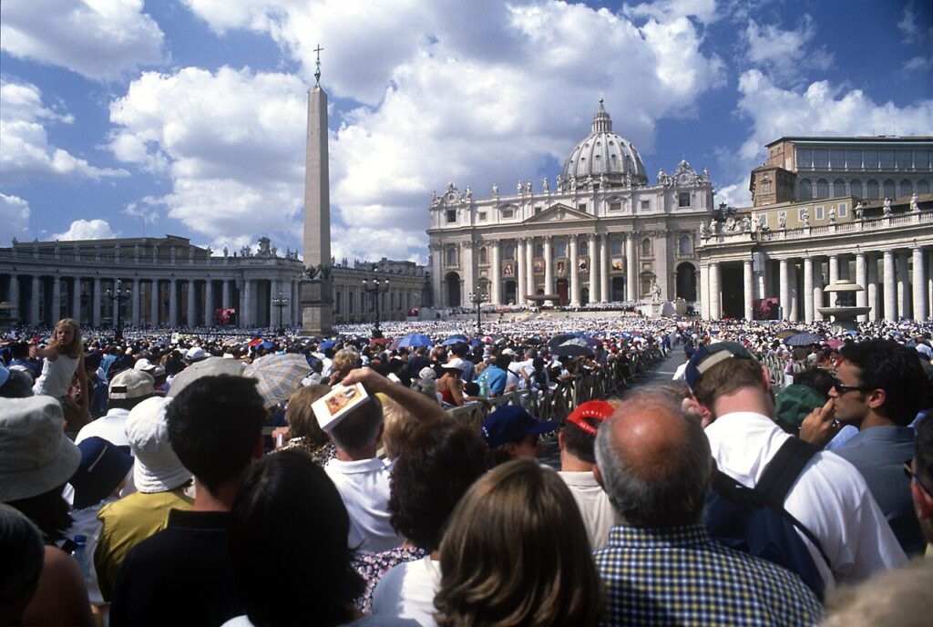 Plaza de San Pedro del Vaticano durante una ceremonia multitudinaria