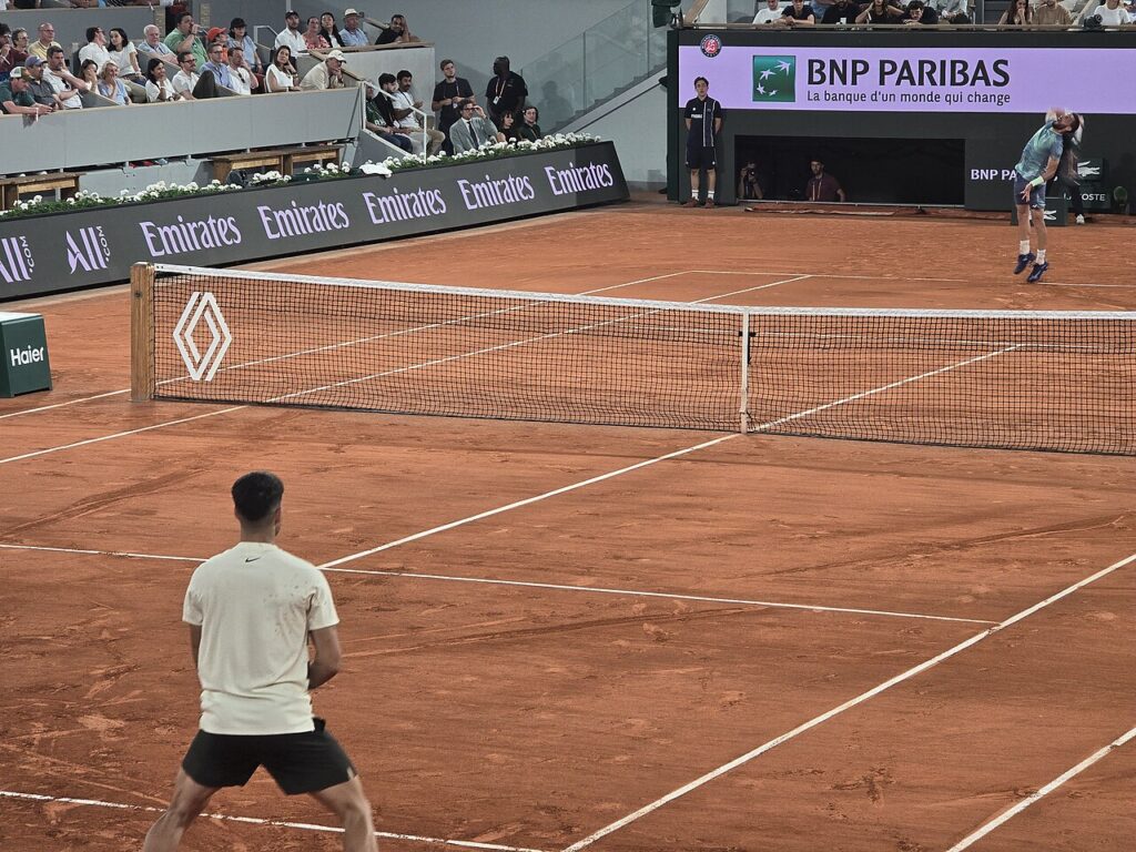 Carlos Alcaraz durante un partido de Roland Garros 2025