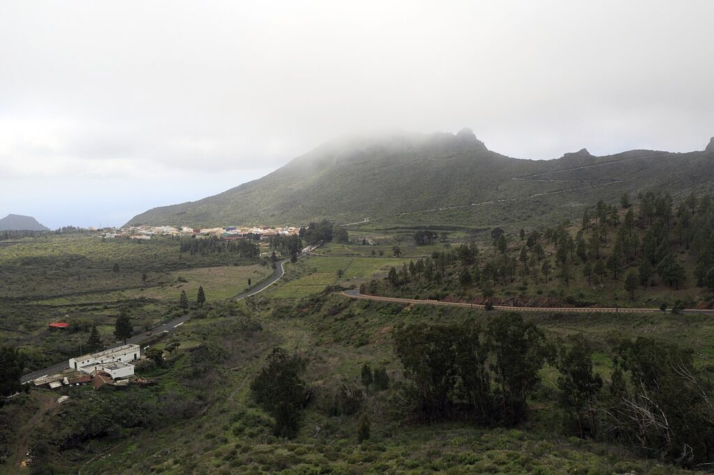 Valle de Santiago del Teide visto desde la TF-82, cerca de Erjos