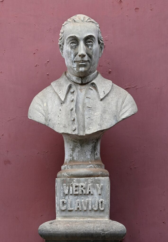 Busto de José de Viera y Clavijo en la fachada del Museo Municipal de Bellas Artes de Santa Cruz de Tenerife