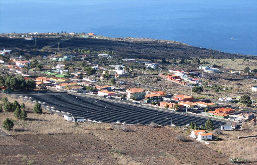 Instalación de placas fotovoltaicas en El Paso, La Palma