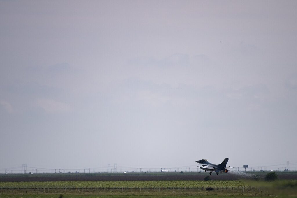 Un F-16 de la Fuerza Aérea rumana despega de la base de Borcea