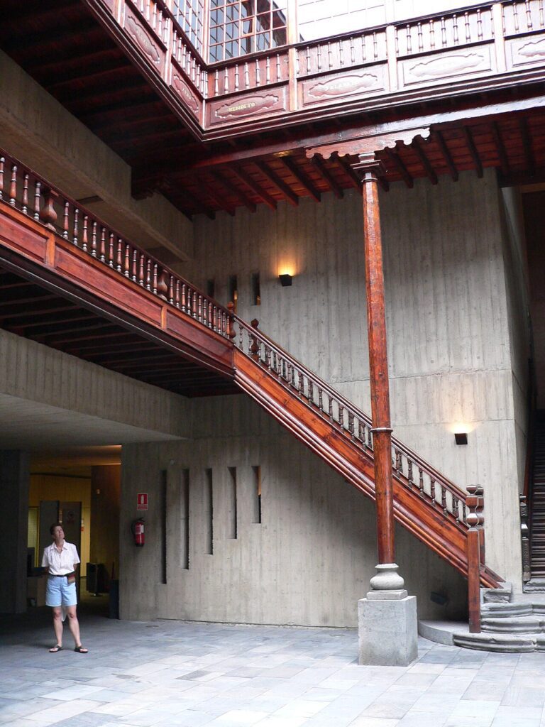 Patio interior del edificio de Presidencia del Gobierno de Canarias en Santa Cruz de Tenerife